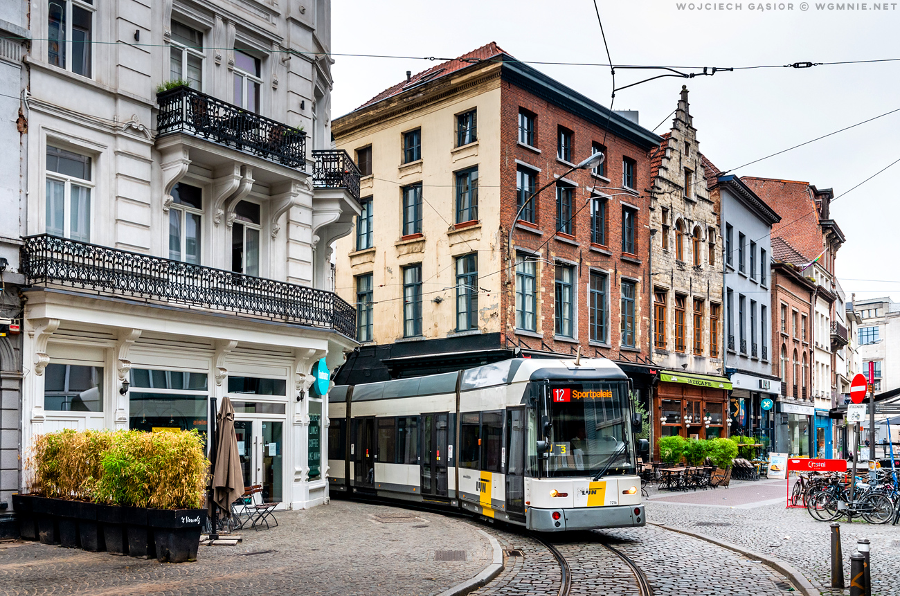 Pół tramwaju zza winkla