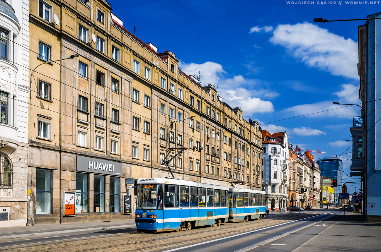 Kolejny pusty tramwaj w pustym mieście