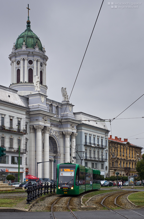 Barwy narodowe i kwadratowe łuki