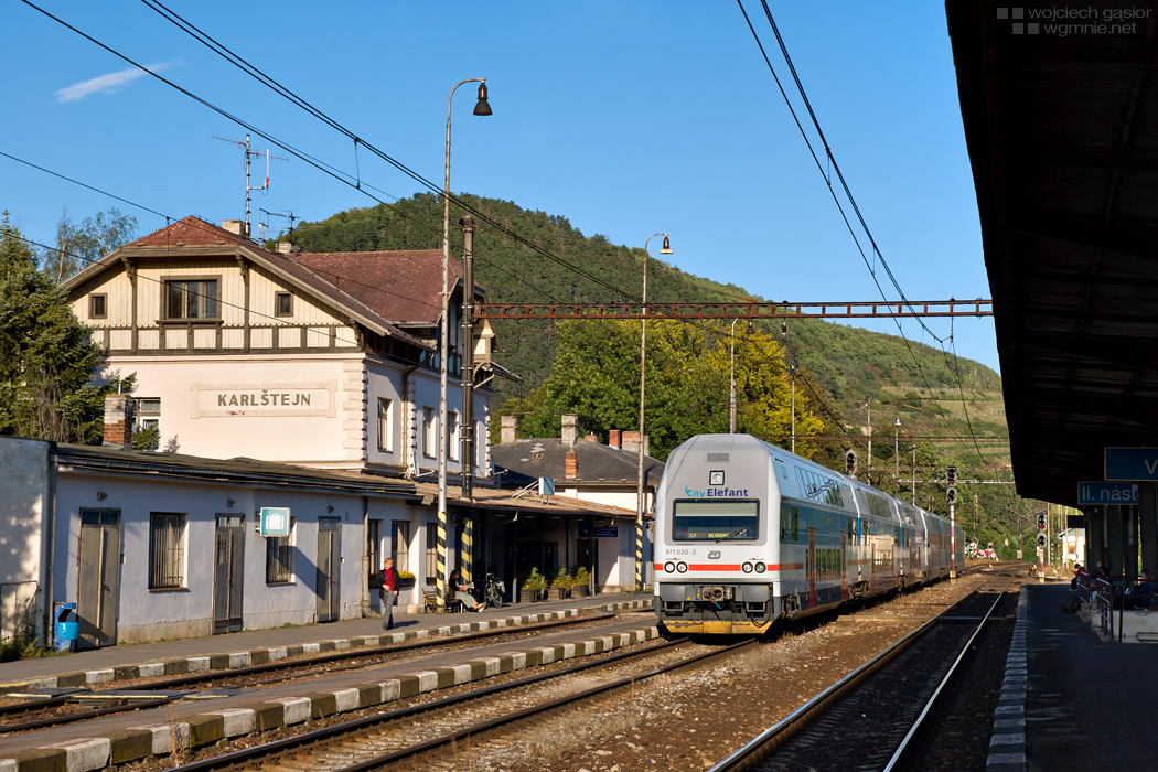 Karlštejn z budynkiem