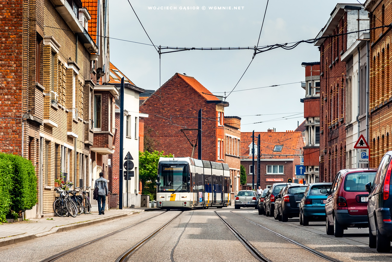 Dużo czerwonej cegły