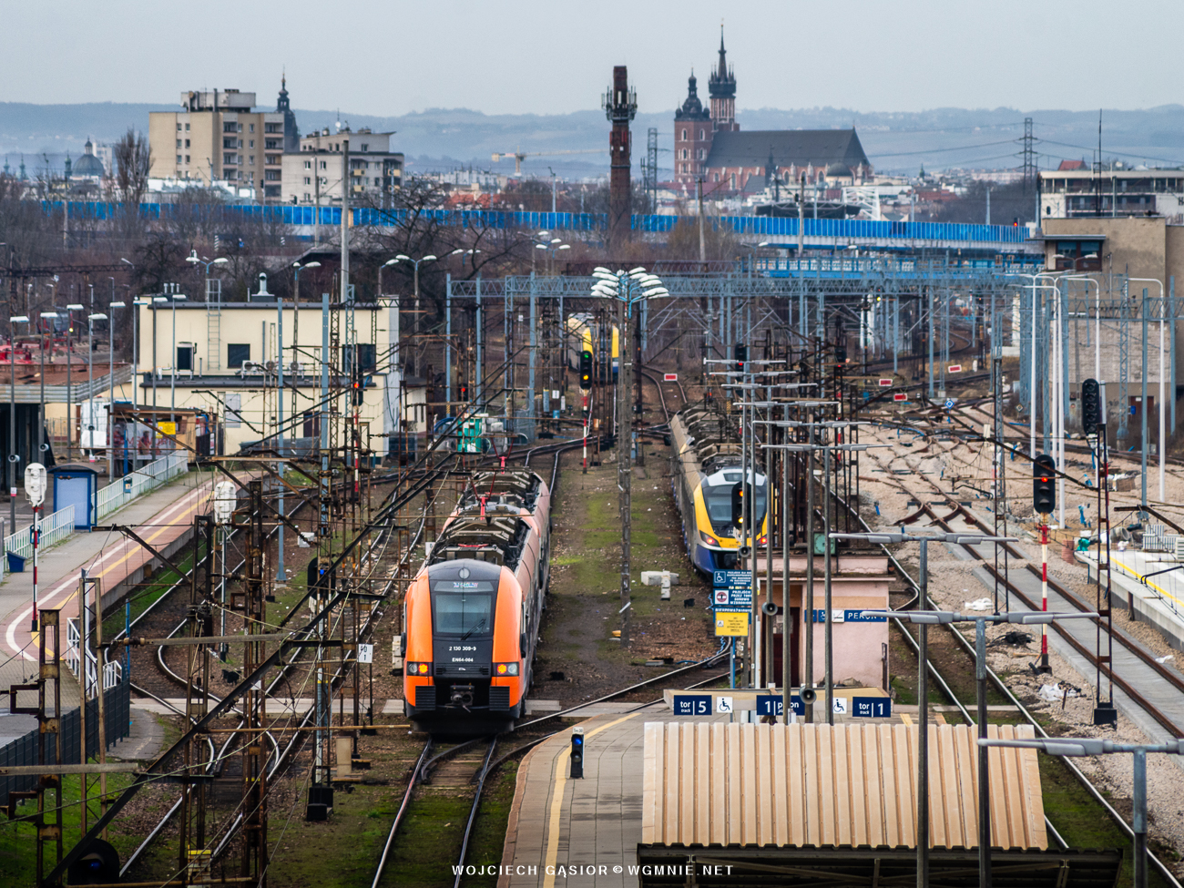 Bazylika Mariacka z pociągiem, albo na odwrót