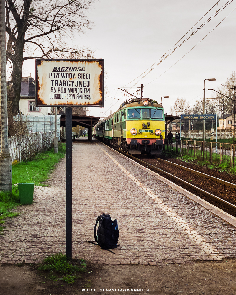 Baczność, pociąg jedzie