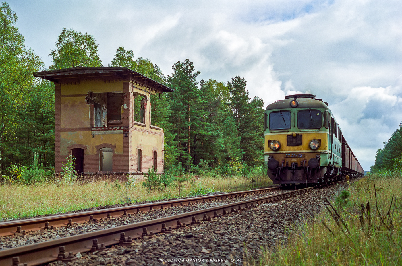 ST43-221 z ruiną nastawni