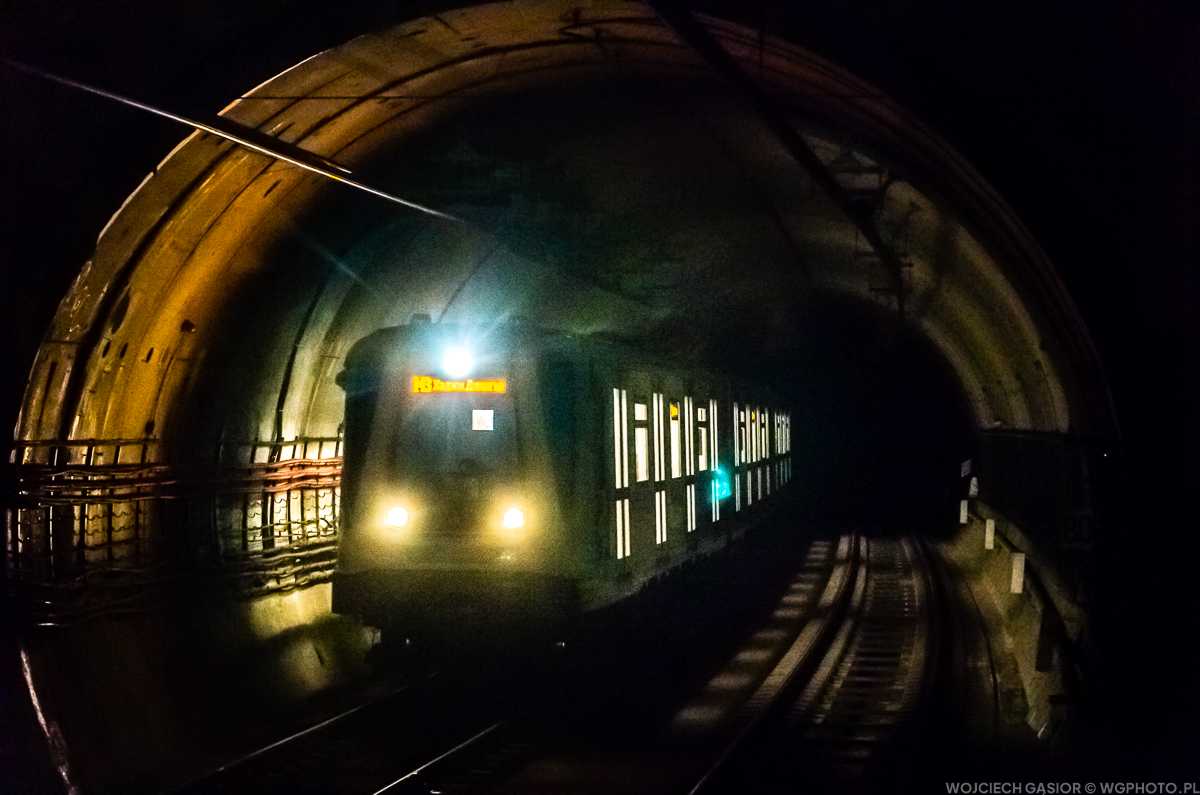 Zerkając w tunel z końca peronu