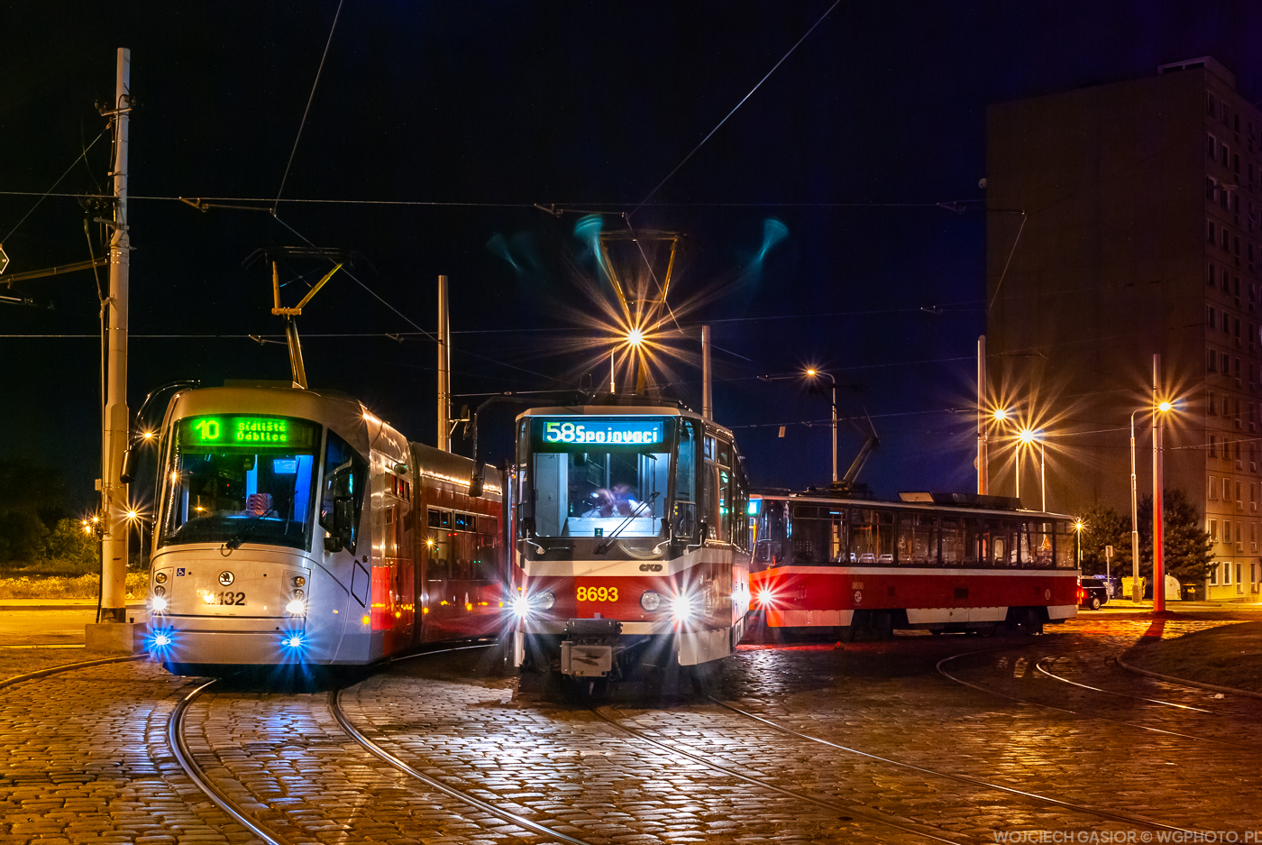 Dzienna linia w środku nocy