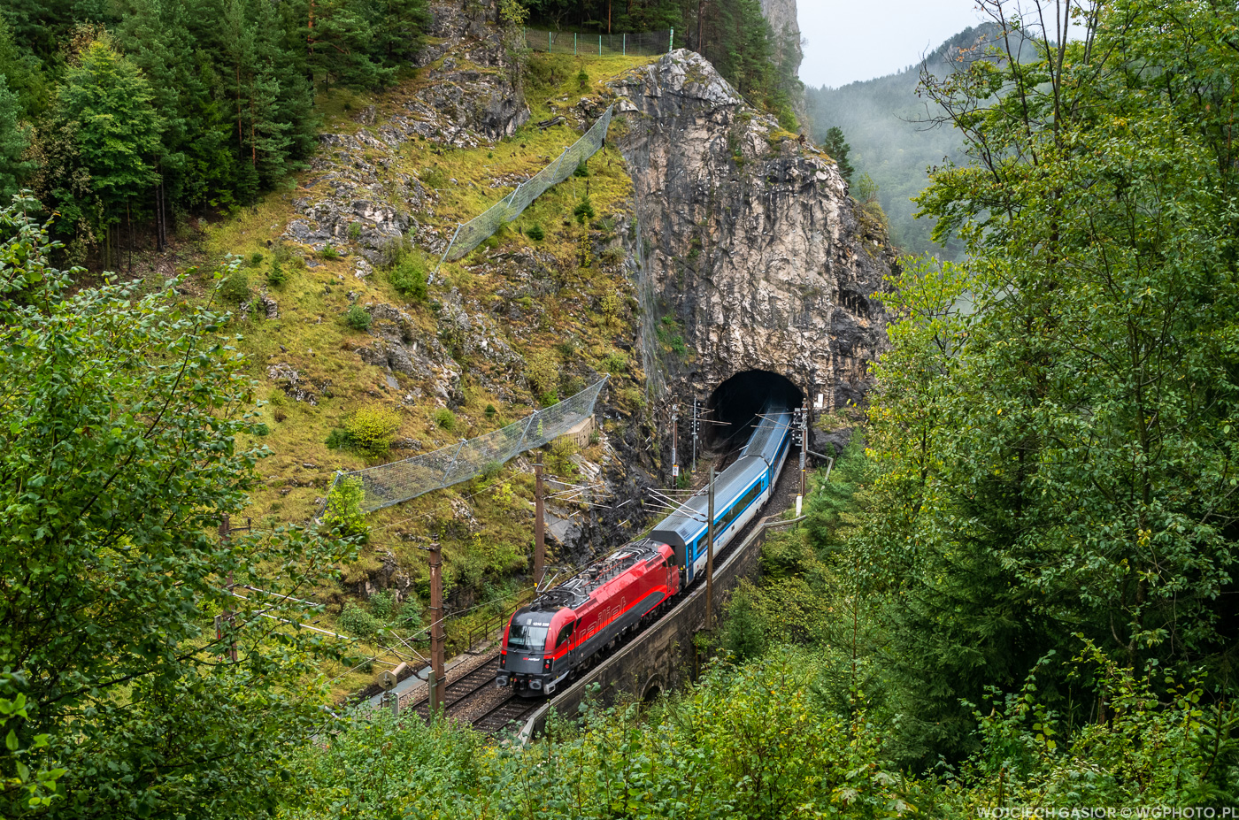 Kadr ociekający deszczem