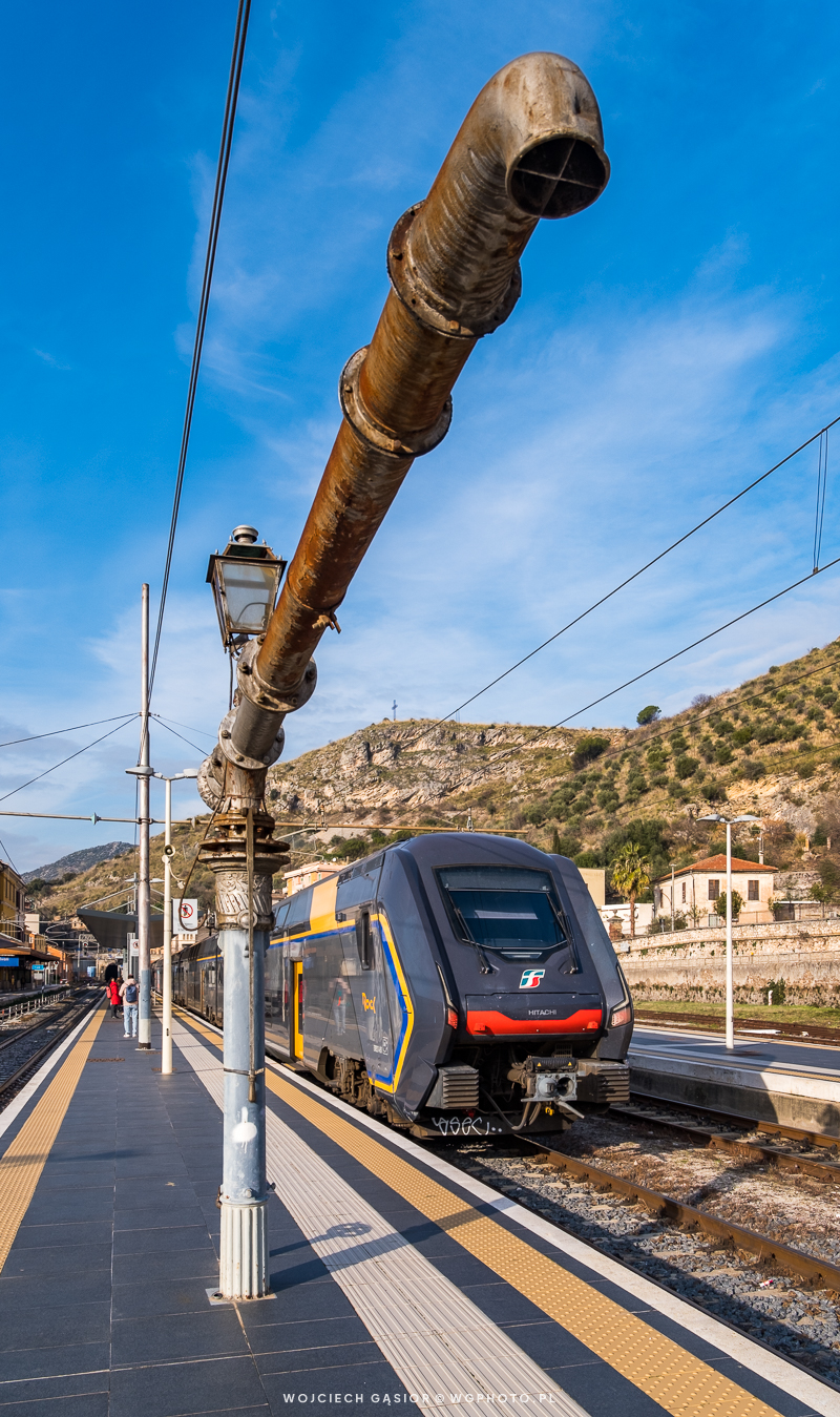 Hitachi pod żurawiem