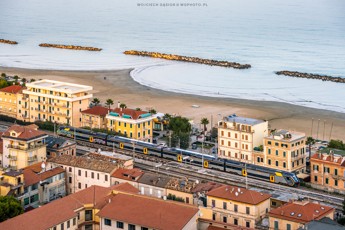 Pociąg w barwach peronu