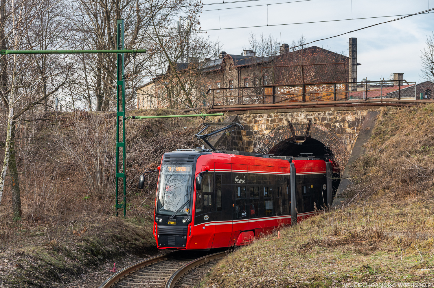 Nowy tramwaj w starym plenerze