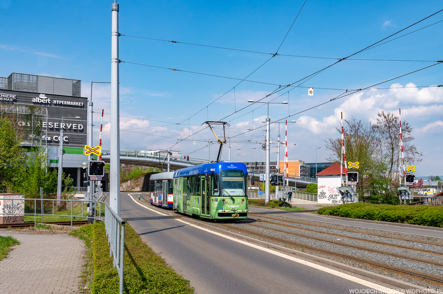 Tramwaju, pozor vlak