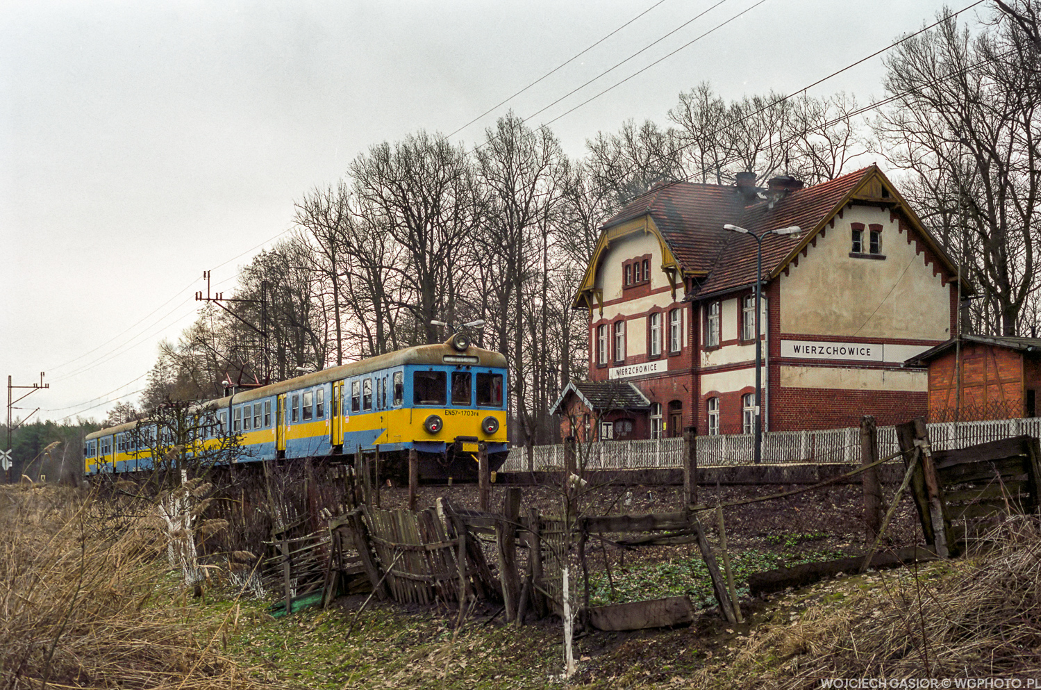 Ładny budynek pośrodku niczego