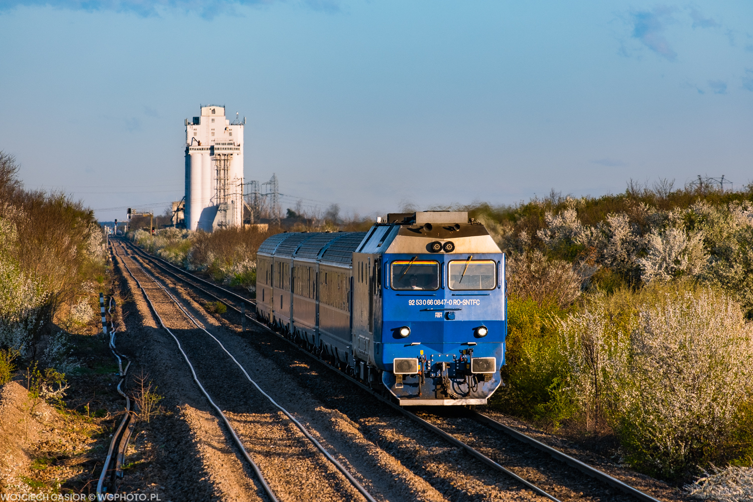 Jasne silosy na ciemnym niebie