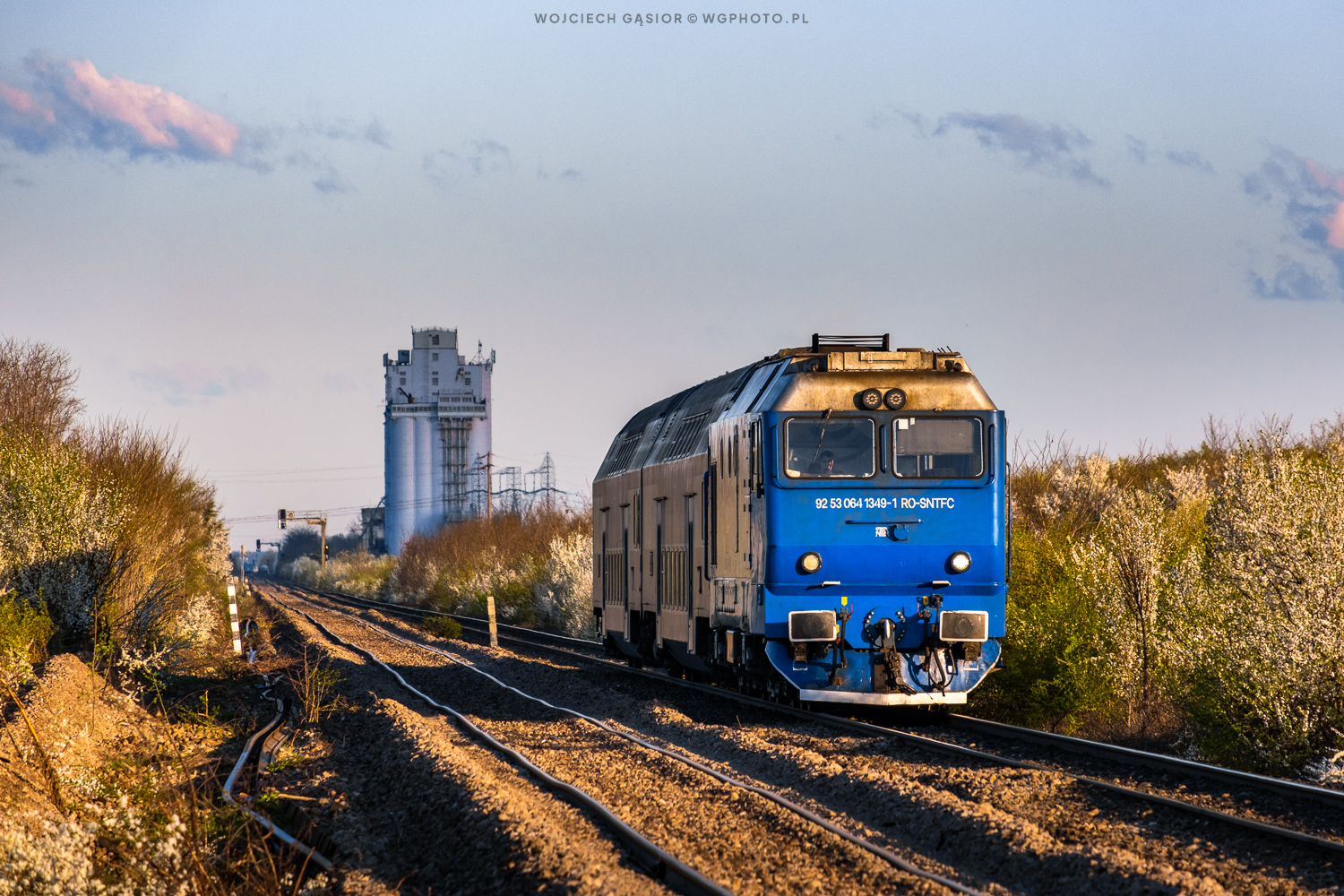Ciemne silosy na jasnym niebie, 5 minut później
