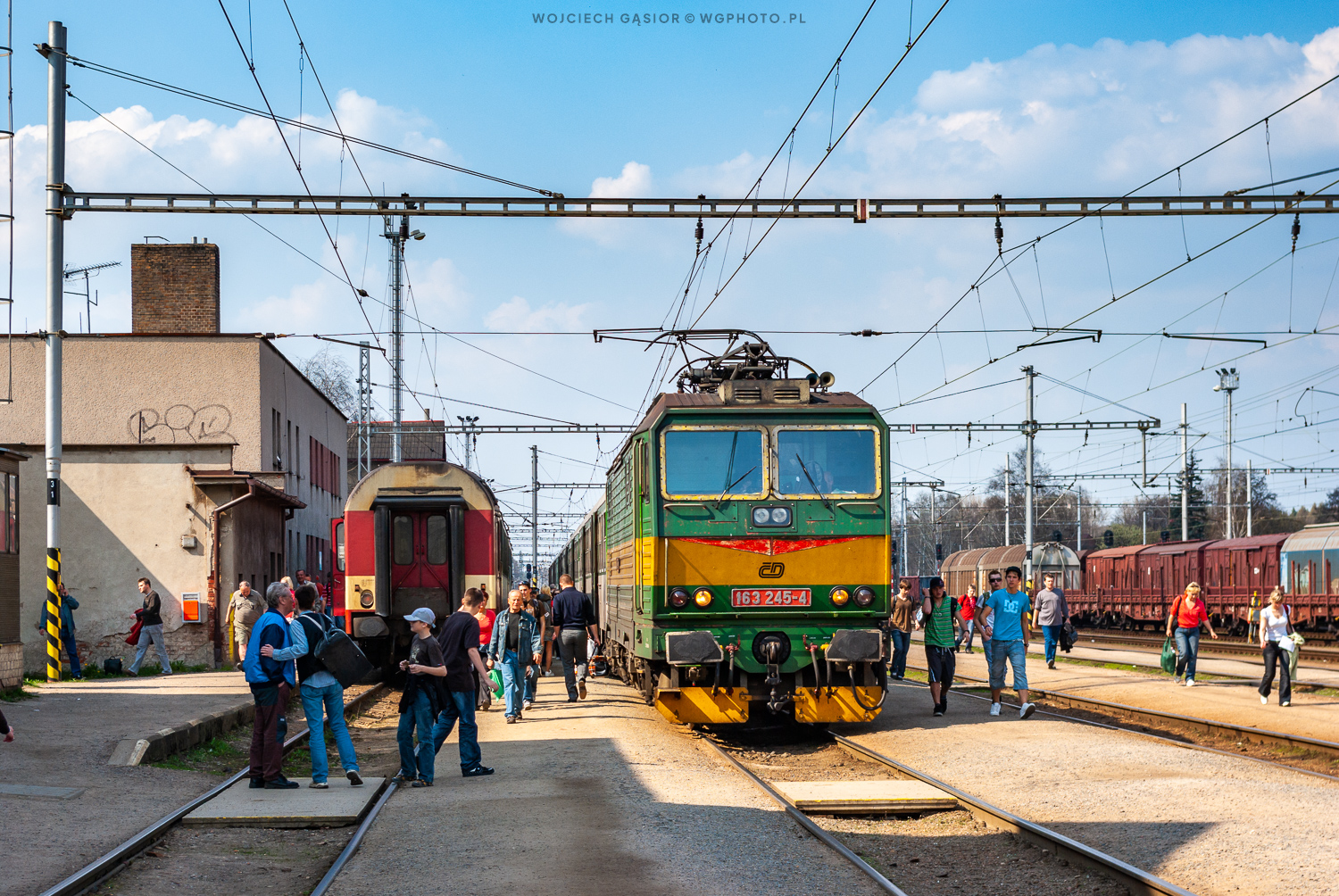 Tylu ludzi w torowisku