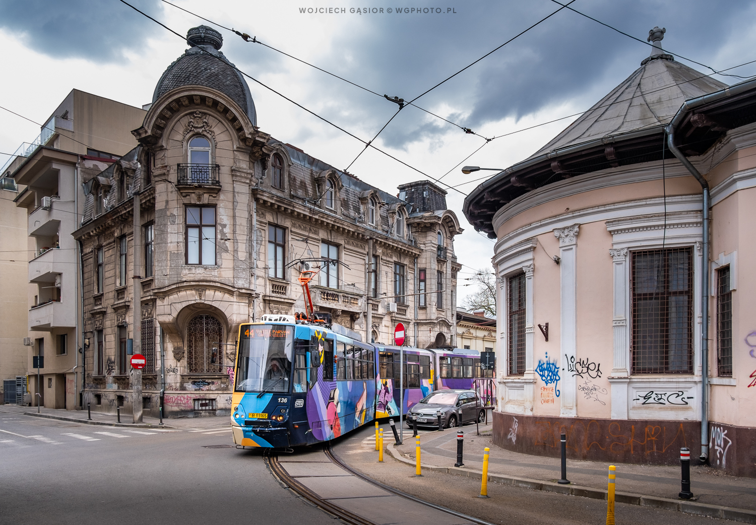 Kolorowy tramwaj wśród monochromatycznym świecie