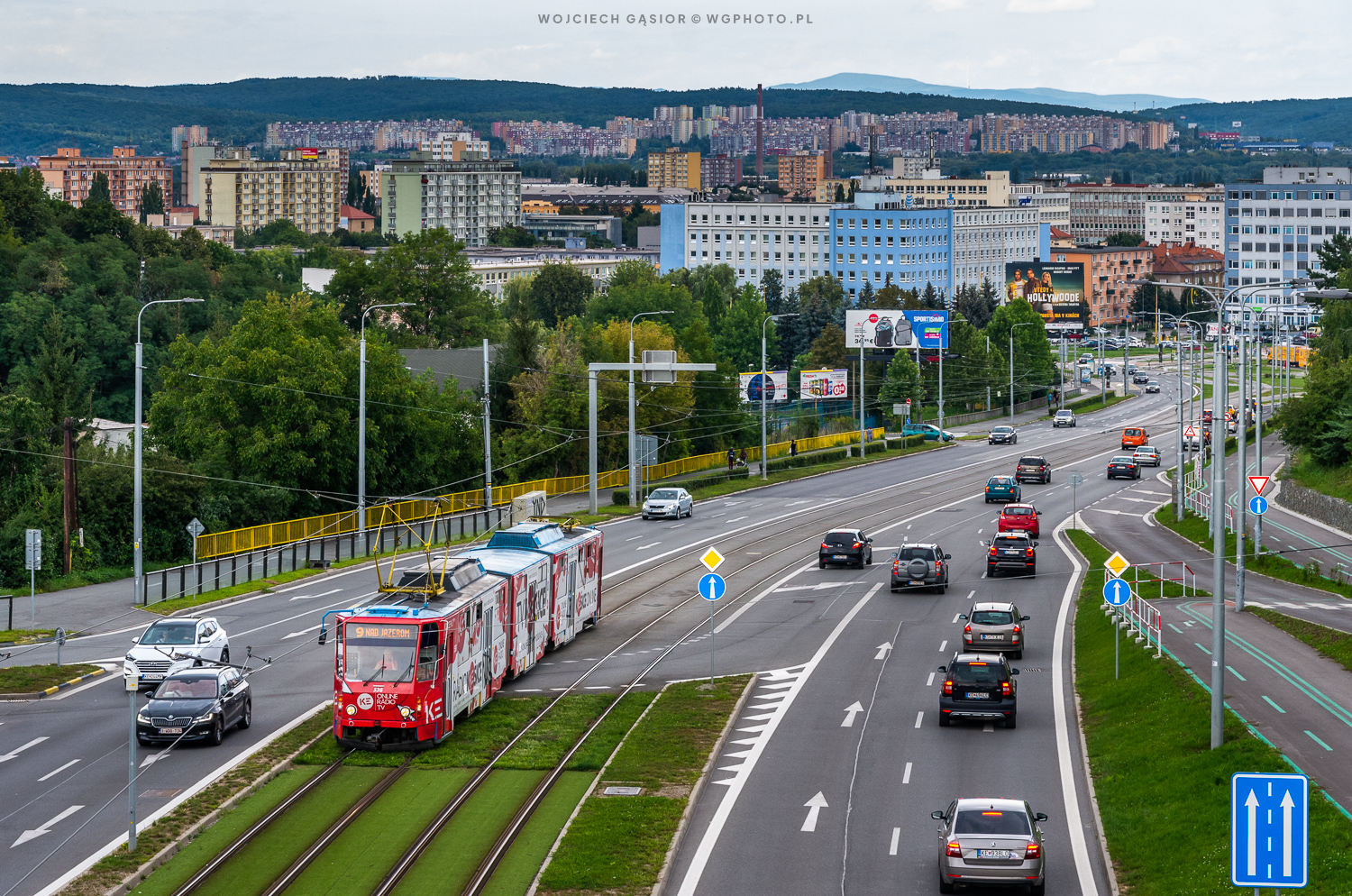 Sztuczna trawa i prawdziwy tramwaj