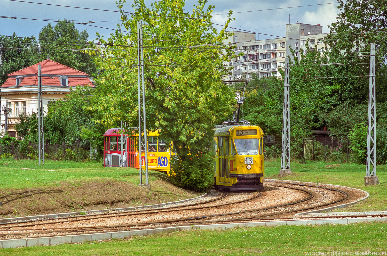 Reklama pasuje do kształtów tramwaju