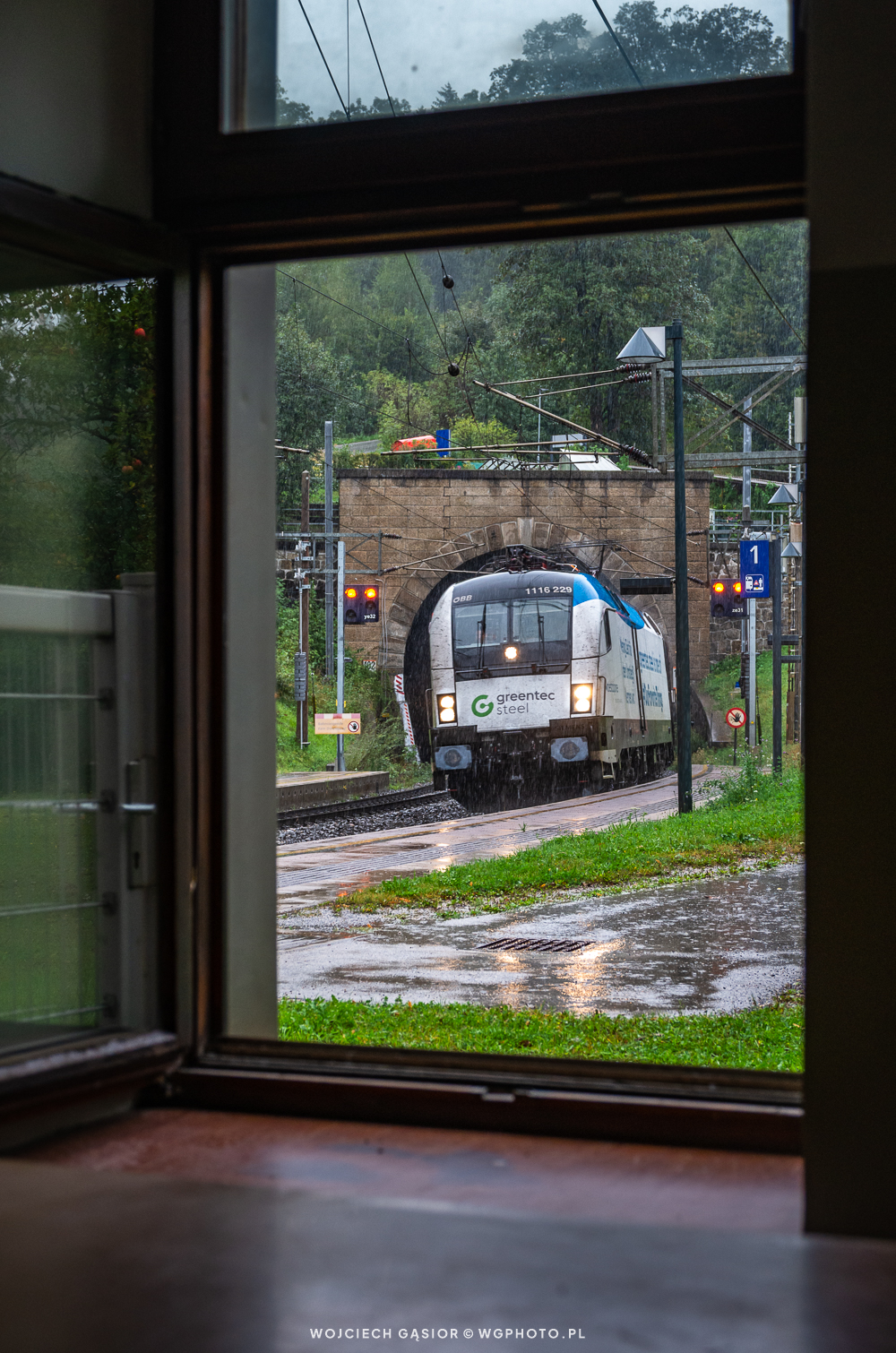 Deszcz zza okna jest bardziej oswojony