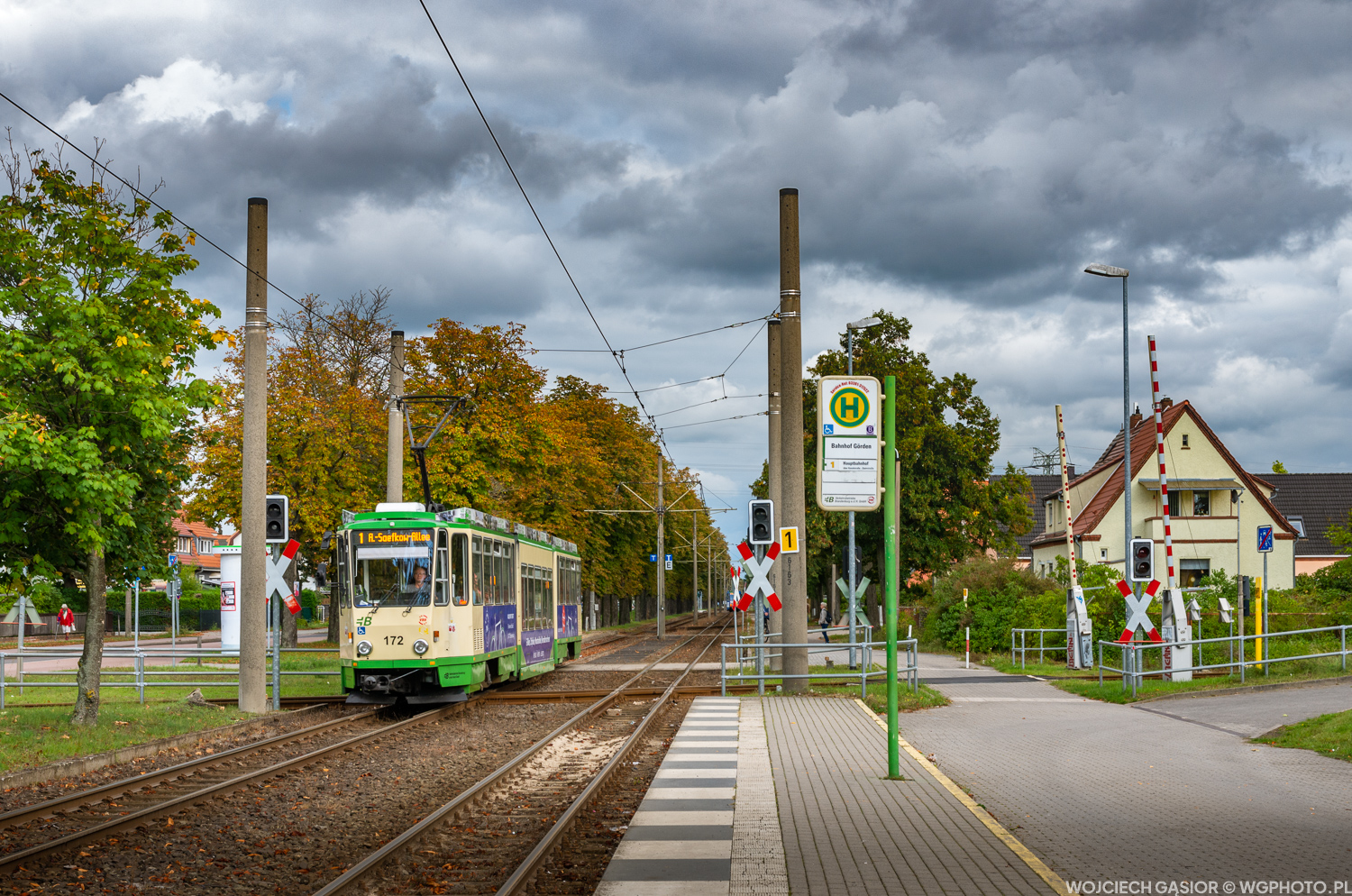 Tramwajem przez przejazd kolejowy