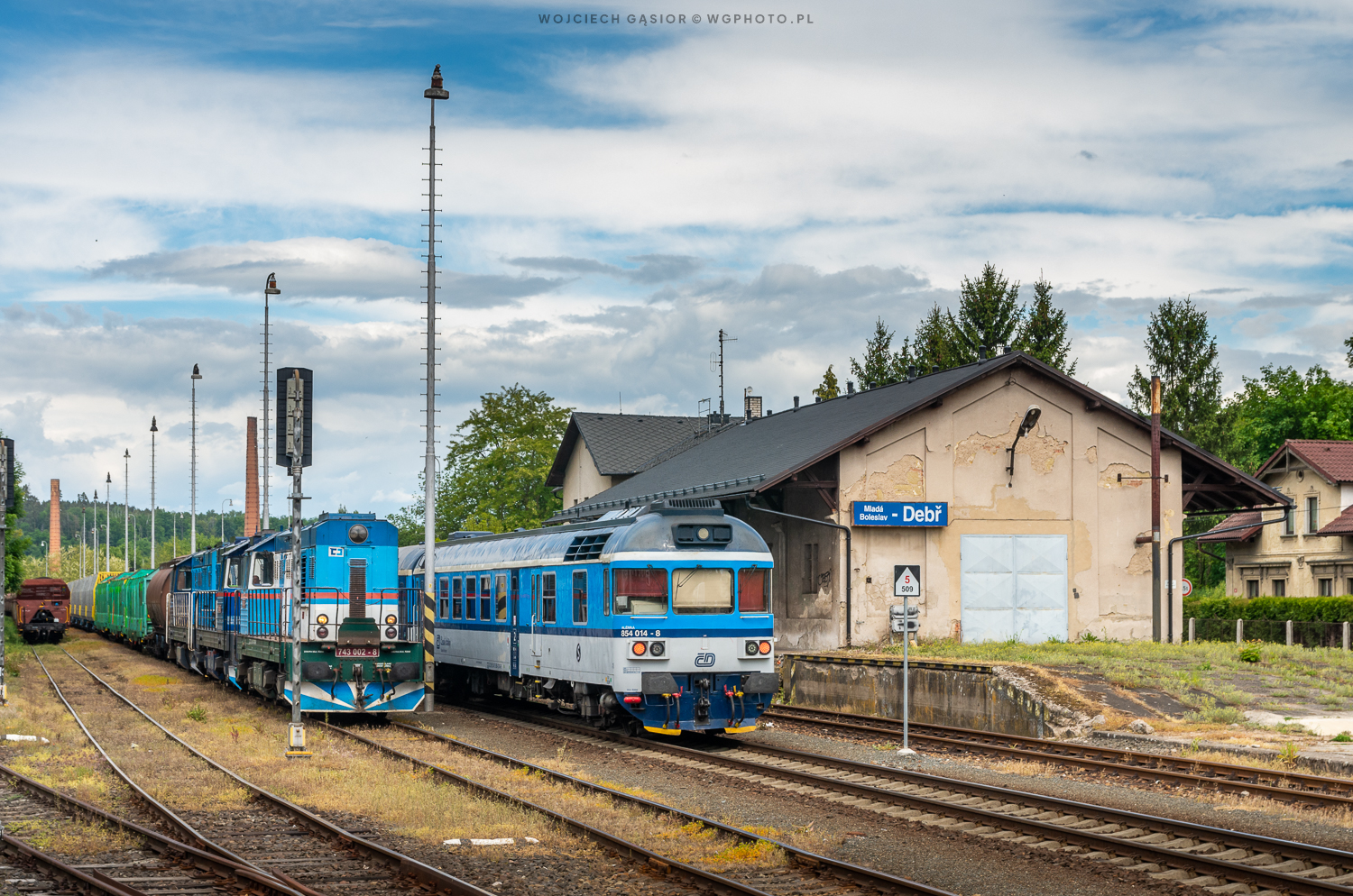 Dwa pociągi i pięć pojazdów trakcyjnych
