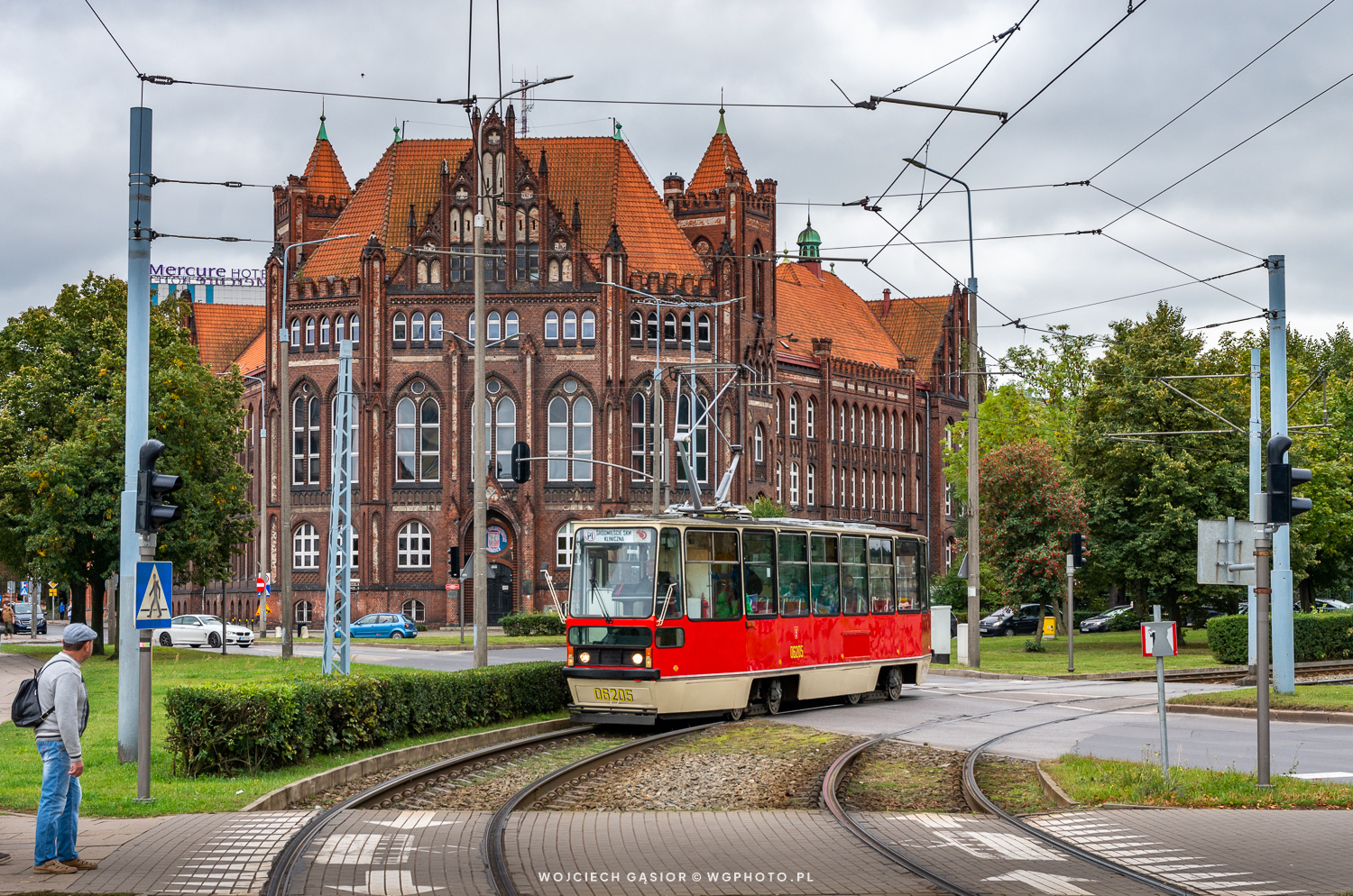Też czerwony i z architekturą